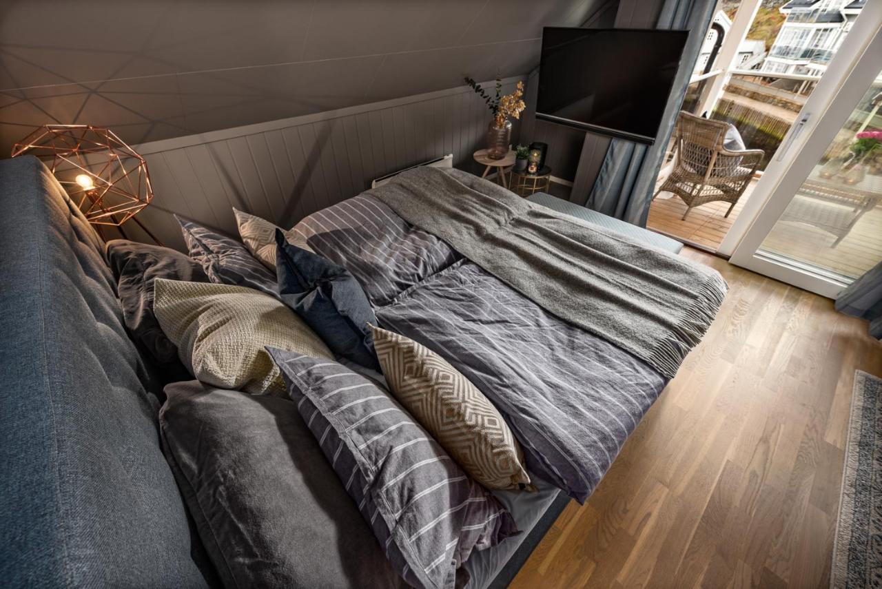 Knutholmen Hotell Kalvåg Exteriör bild